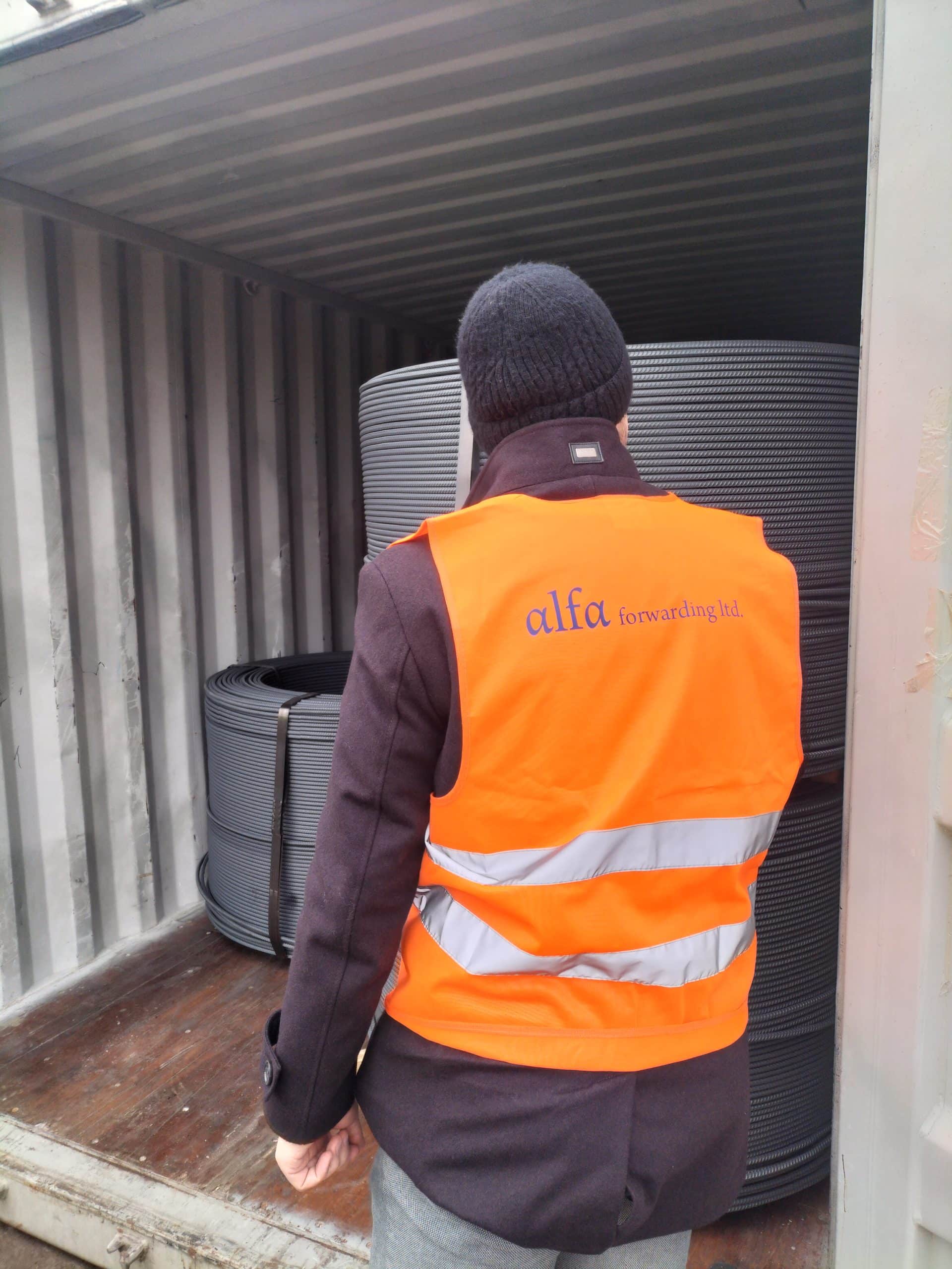 spedytor Alfa Forwarding nadzoruje przeładunek stali