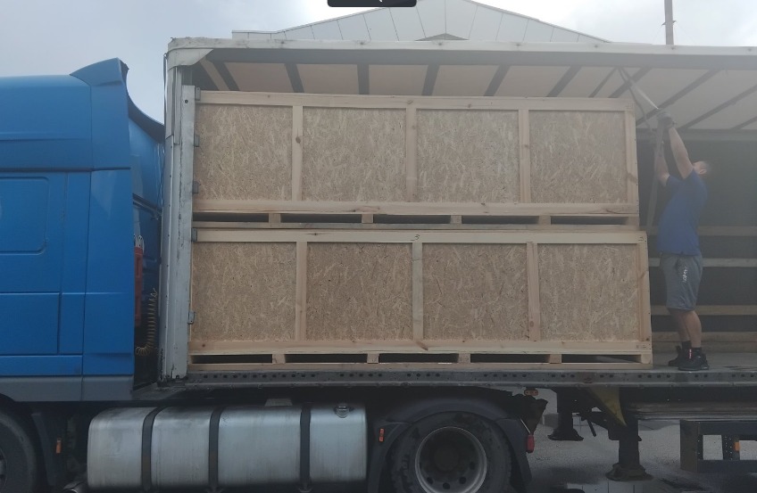 Załadunek elementów scenografii na naczepę przed transportem lotniczym